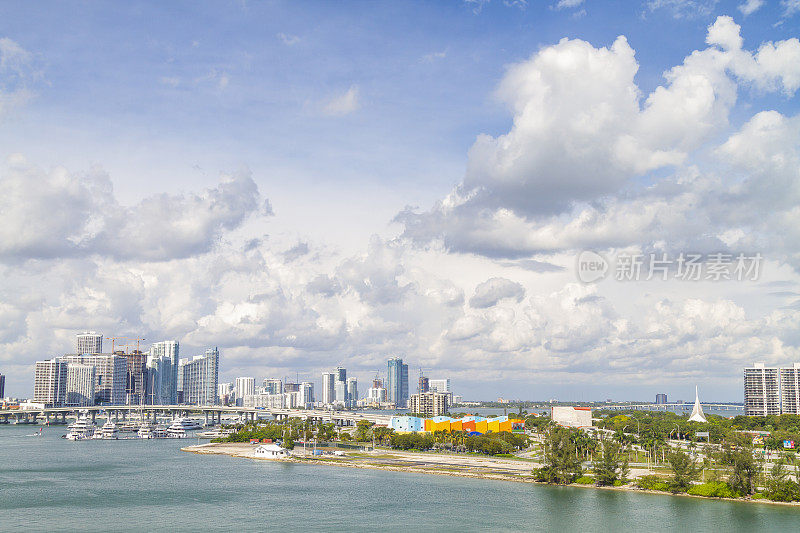 迈阿密全景日拍摄-布里克/椰子沟/迈阿密市中心天际线，佛罗里达州，美国。